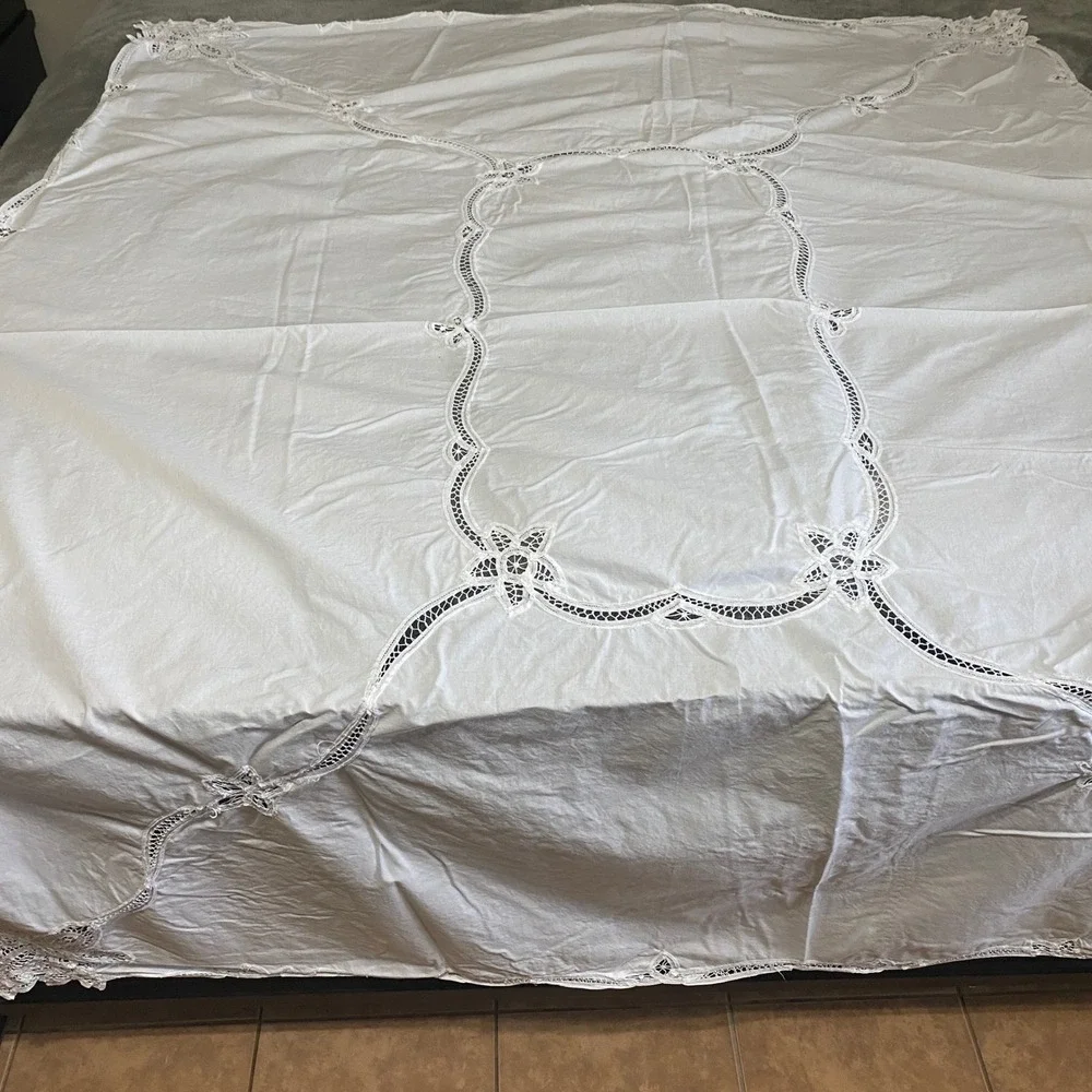 VTG Beautiful Fancy White‎ Linen Tablecloth Lace Inset Detail Christmas 62x79